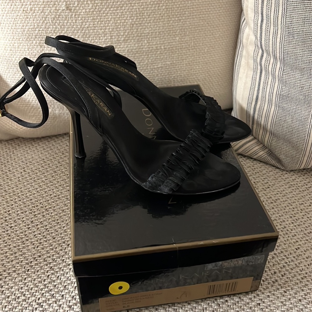 DONNA KAREN NEWYORK BLACK HIGH HEEL